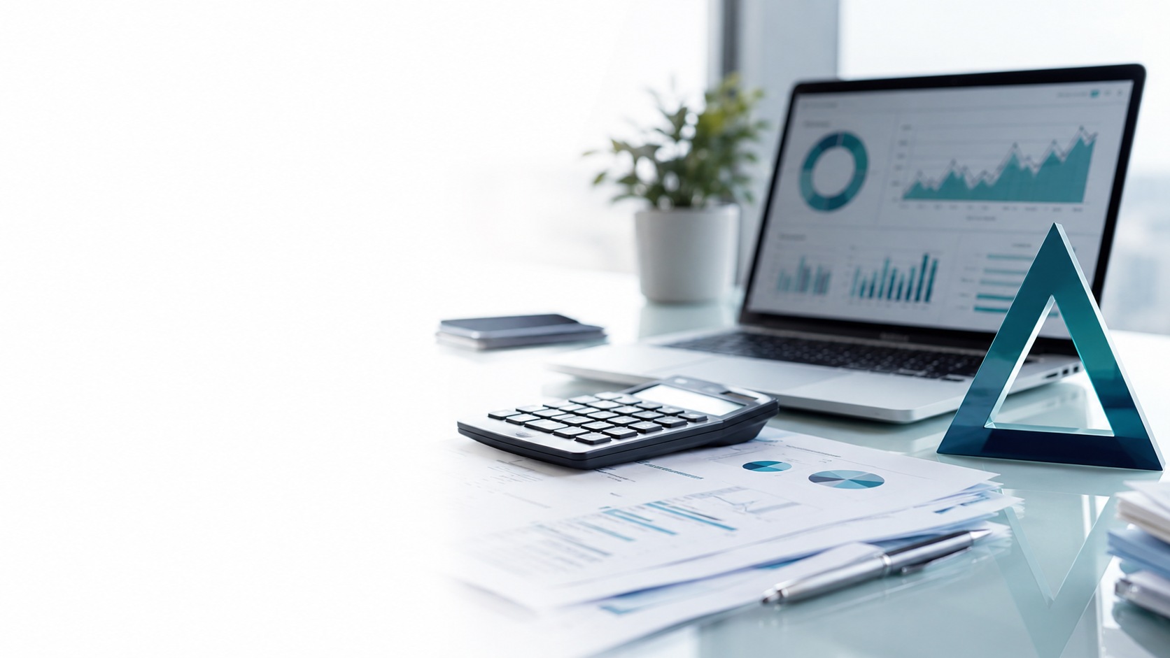 Taula de treball professional amb informes, calculadora, portàtil i símbol delta corporatiu